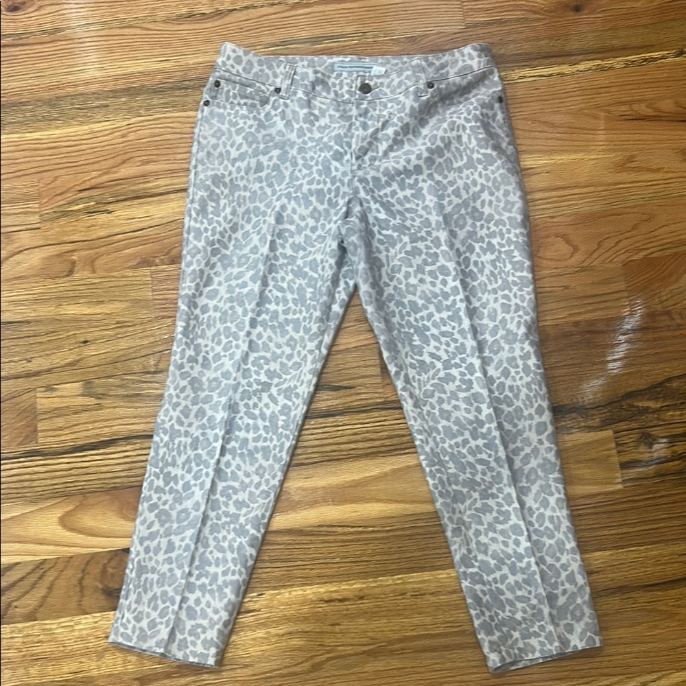 Chico's Gray Ankle Cropped Jeans with Sleek Silhouette